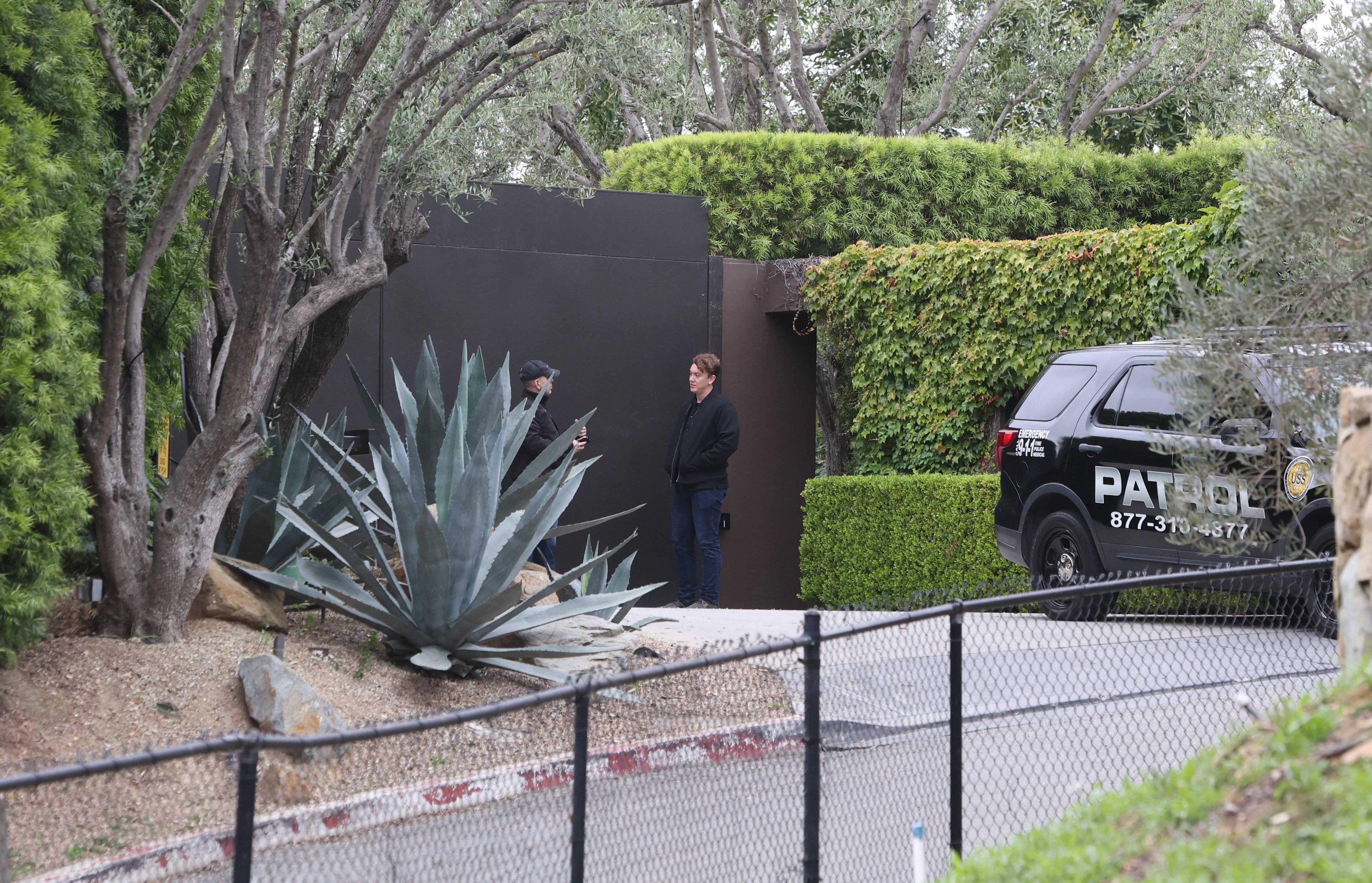 Agentes de las fuerzas de seguridad fotografiados fuera de la casa de Jennifer Aniston, el 5 de mayo de 2025, después de que un hombre se estrellara frente a la puerta principal