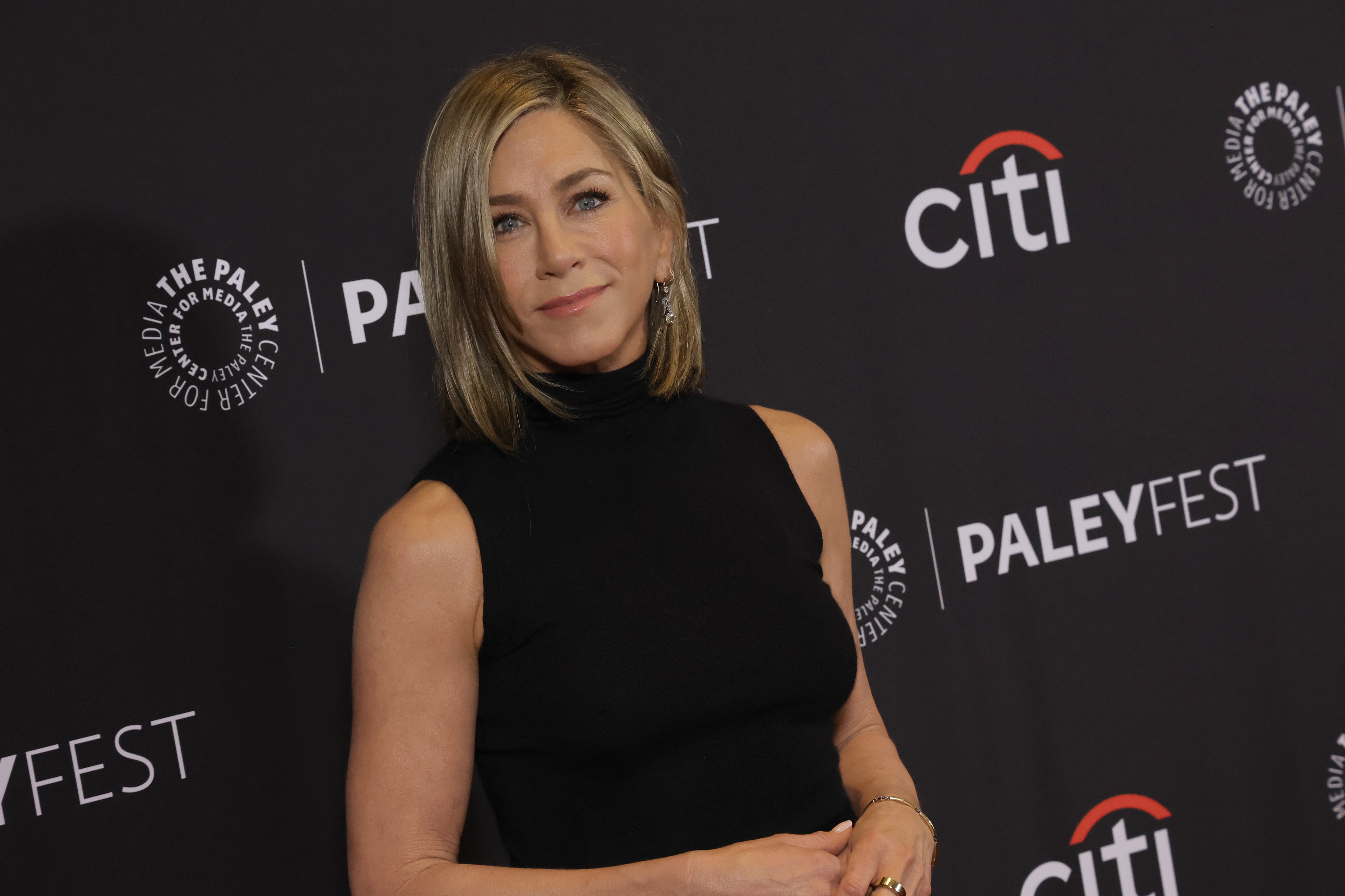 Un sospechoso fue acusado de estrellarse contra la puerta principal de la casa de Jennifer Aniston