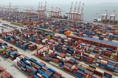 Déficit comercial de EEUU alcanza récord; empresas y consumidores se adelantan a aranceles de Trump