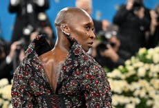 Bajo un cielo lleno de pétalos, la Met Gala celebra el estilo negro y una "noche monumental"