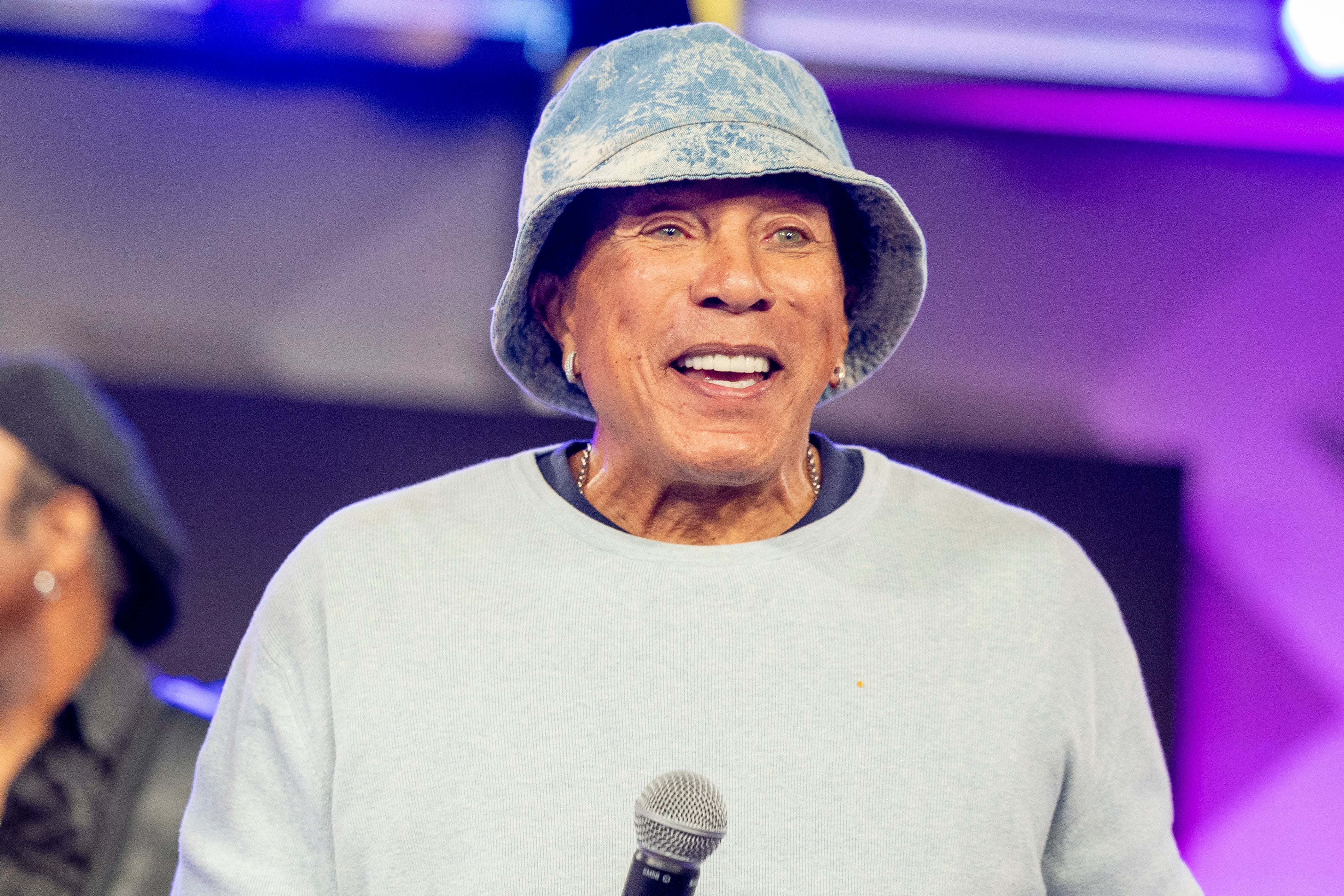 El cantante Smokey Robinson se enfrenta a una serie de acusaciones de cuatro de sus antiguas empleadas domésticas, que lo demandaron ante un tribunal de California, EE. UU.