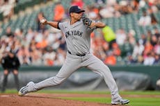 Yankees designan al veterano lanzador derecho venezolano Carlos Carrasco para asignación