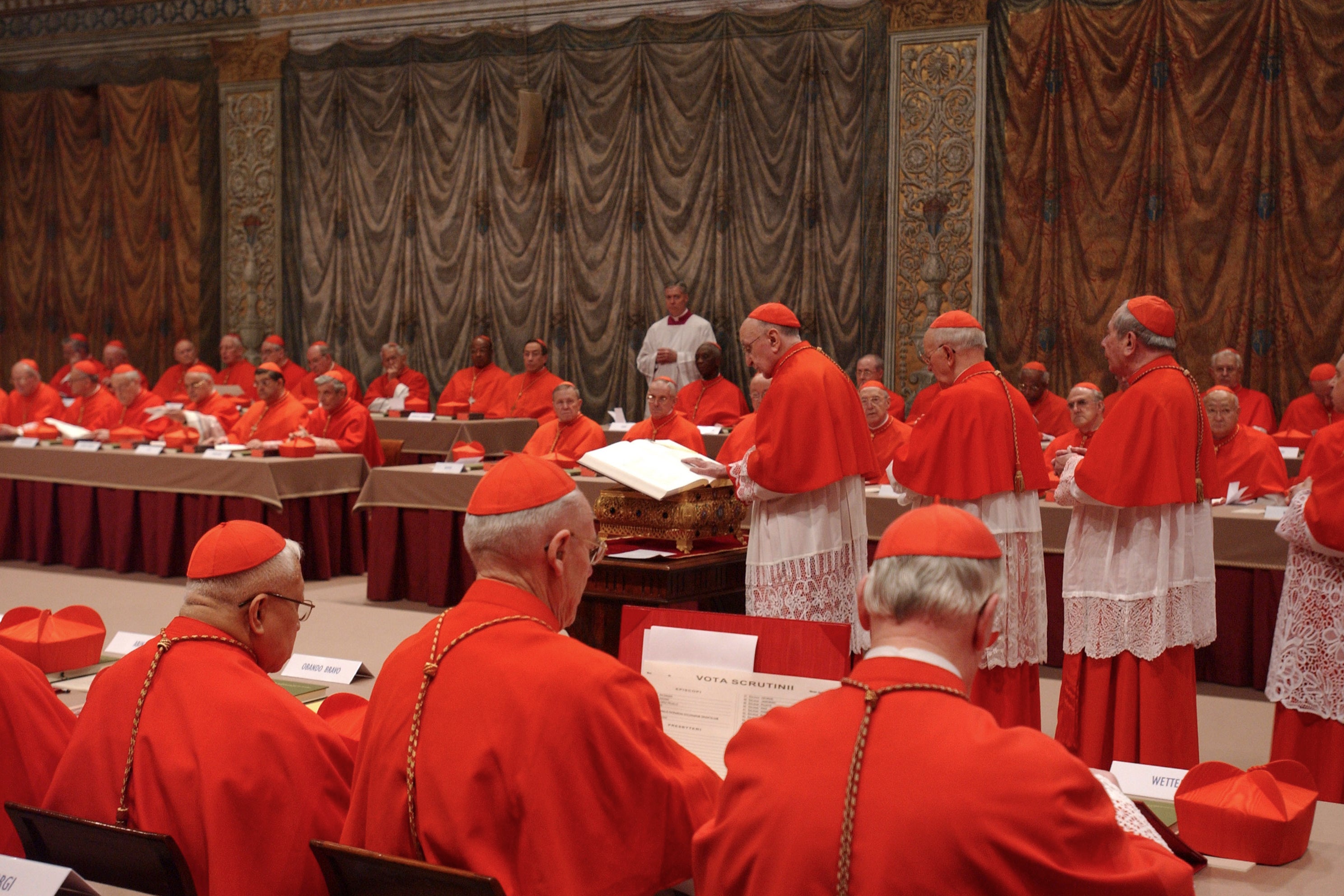 Cardenales al inicio del cónclave de 2005