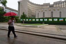 Banco central de China reduce tasa de interés clave mientras aranceles de EEUU amenazan la economía