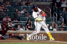 Harris y Ozuna conectan hits clave y Bravos vencen 2-1 a Rojos en diez entradas