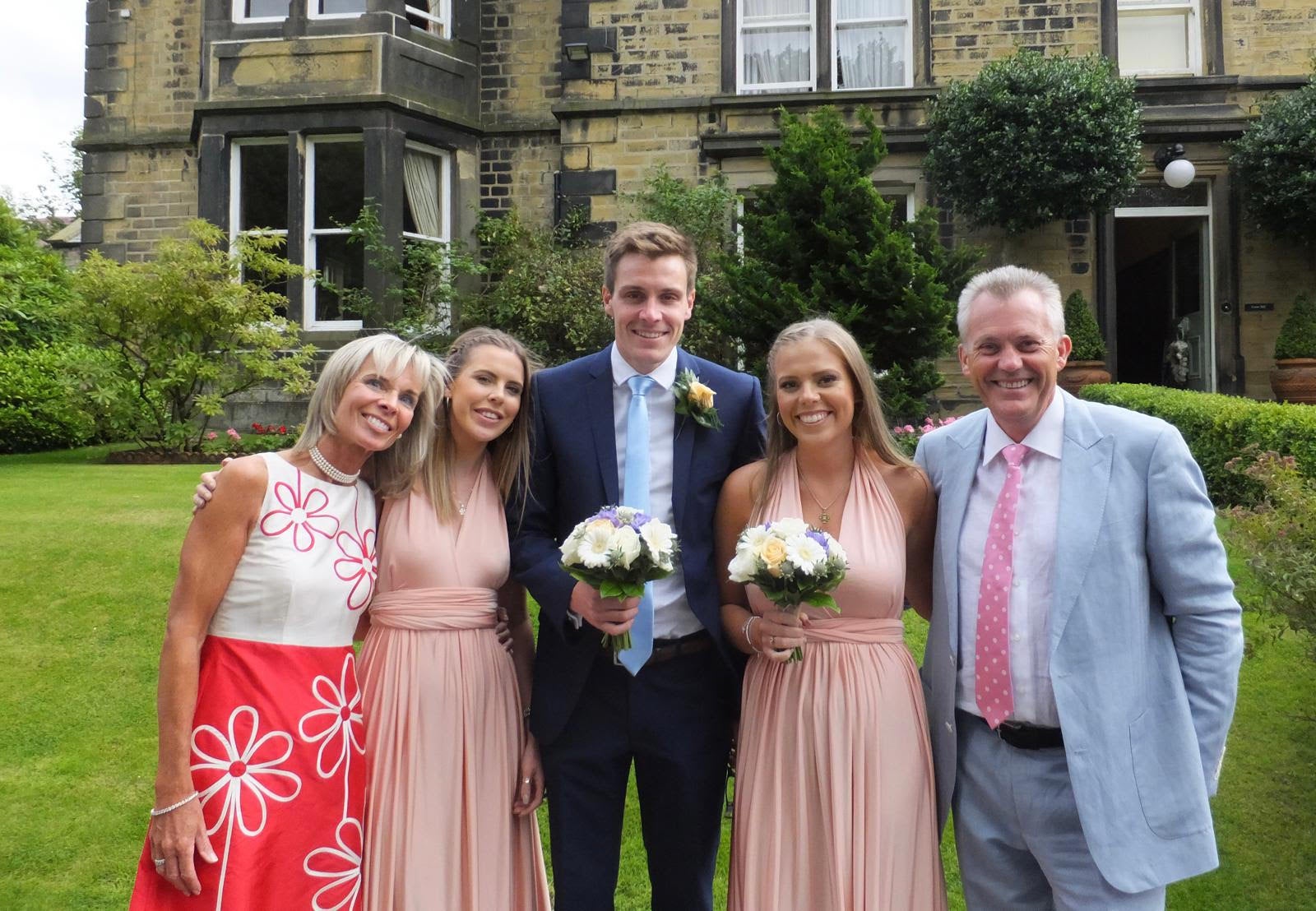 La familia en una boda en 2015, antes de que Gemma enfermara