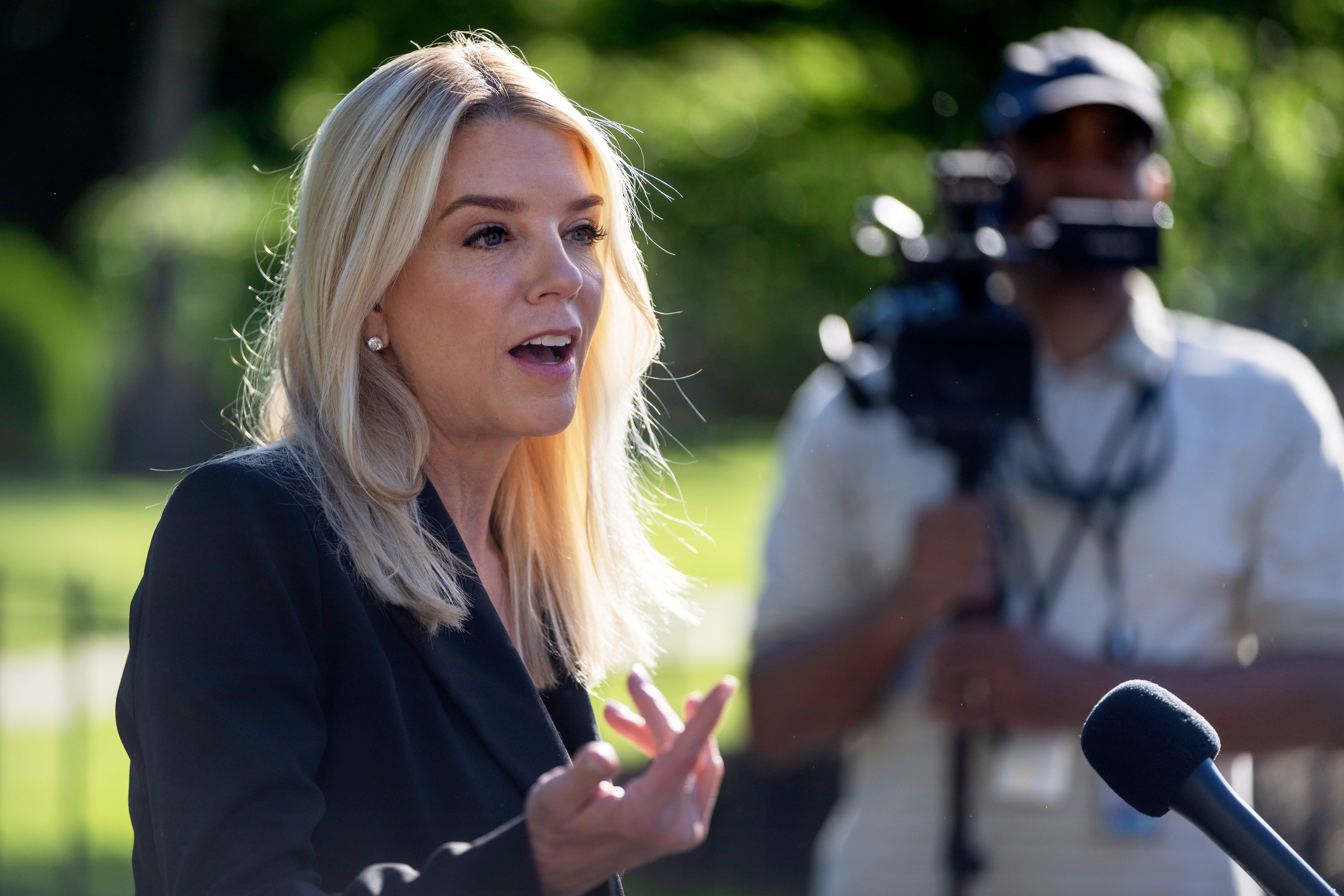 Pam Bondi asegura que el FBI está “revisando con diligencia” los archivos de Epstein tras contestar una pregunta sobre su desaparición