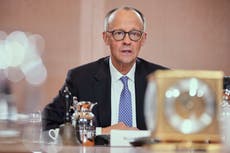 Merz destaca la unidad europea y la defensa en su primer viaje como canciller alemán a París