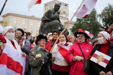 Líder autoritario de Bielorrusia indulta a 42 activistas encarcelados