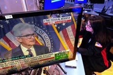 Wall Street cierra al alza. Fed mantiene tasas sin cambios pero advierte sobre riesgos económicos