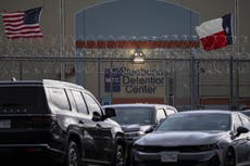 Juez ordena al gobierno de EEUU permitir a migrantes impugnar sus deportaciones a Libia