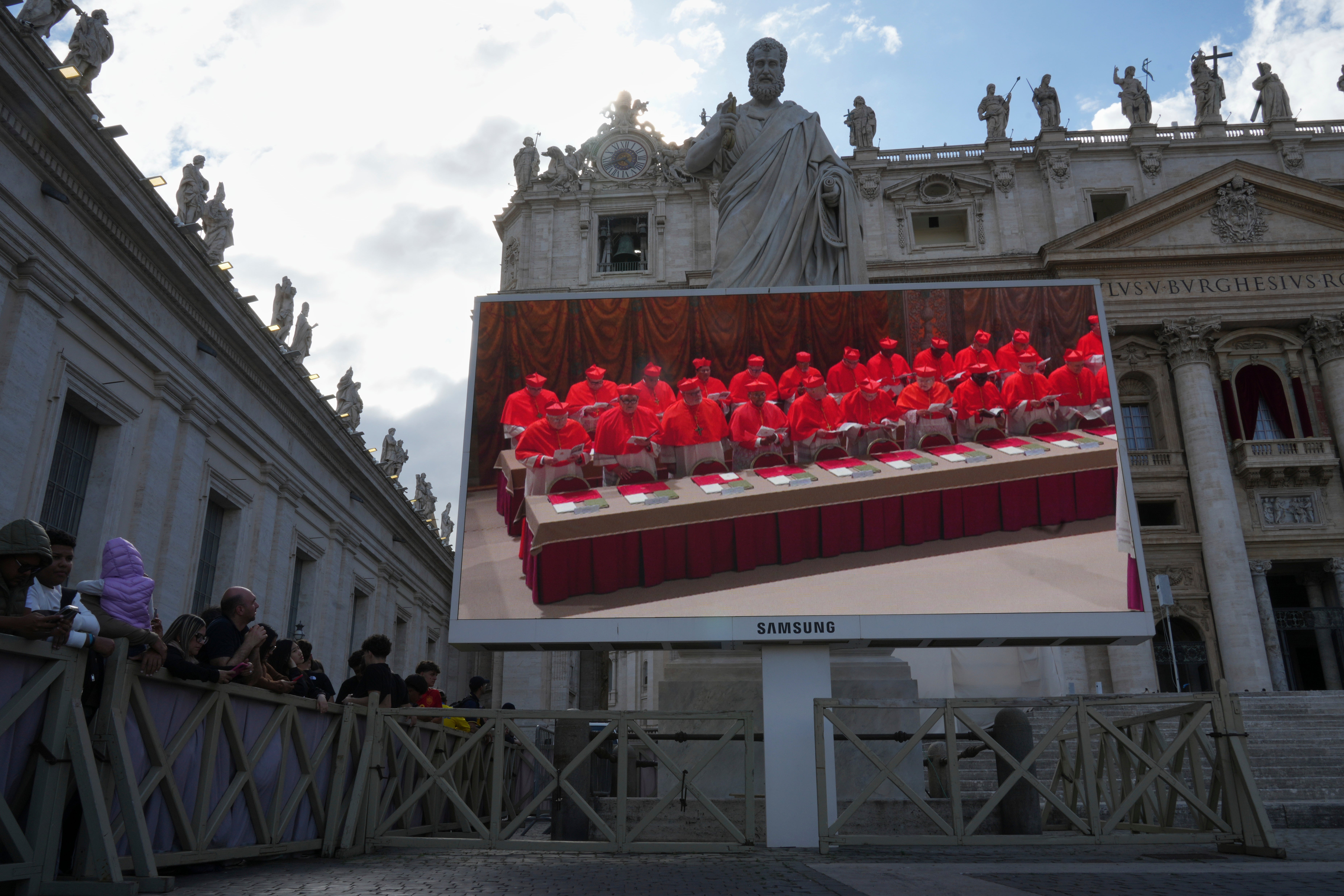 AP Fotos: El 1er día del cónclave en el Vaticano para elegir al próximo papa