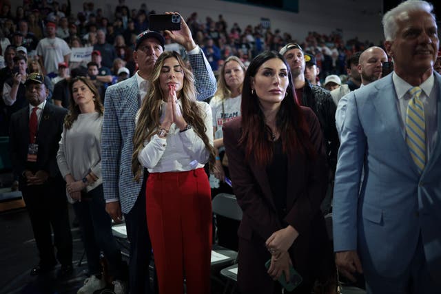 <p>La activista de extrema derecha Laura Loomer recibió fuertes críticas tras sugerir que los caimanes del nuevo centro de detención para inmigrantes en Florida, impulsado por el presidente Donald Trump, se alimentarían de los 65 millones de latinos que residen en Estados Unidos. </p>