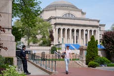 Manifestantes propalestinos se enfrentan con guardias de seguridad en Universidad de Columbia en NY