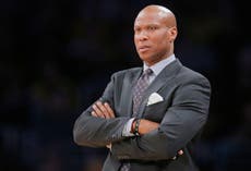 Acusan al exjugador de los Lakers Byron Scott de agredir sexualmente a una adolescente en 1987