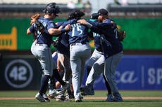 Marineros remontan déficit de cinco carreras, vencen 6-5 a Atléticos y ganan su 9na. serie en fila
