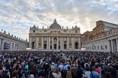 Cardenales regresan a Capilla Sixtina para elegir un nuevo papa tras fallar en primera votación