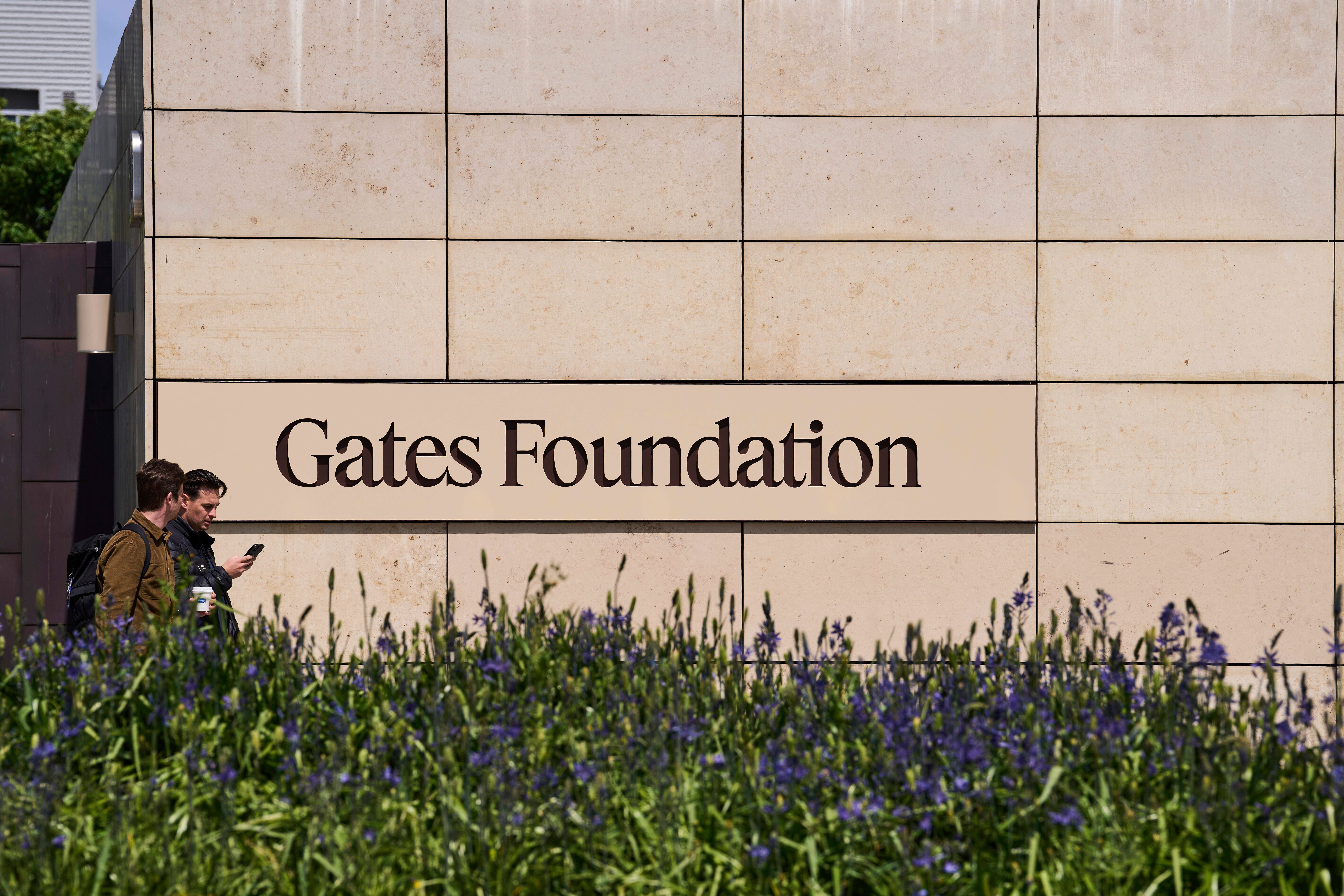 Fundada por Bill Gates y Melinda French Gates en el año 2000, la fundación tiene un rol central en las políticas de salud global. Destaca por su estrategia de asociarse con empresas para bajar el costo de tratamientos médicos y ampliar su acceso en países de ingresos bajos y medios