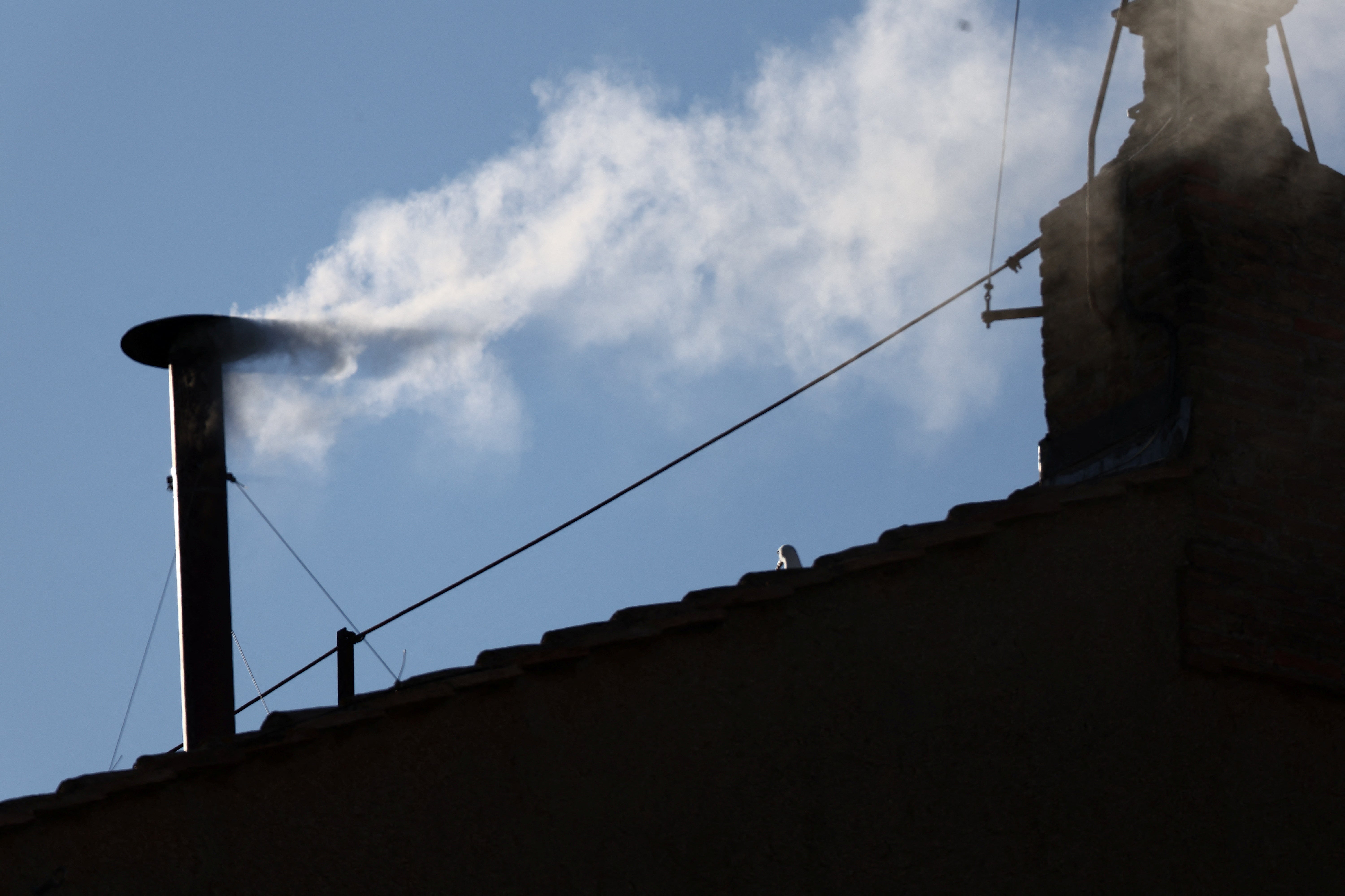 El 8 de mayo, el humo blanco que salió de la chimenea de la Capilla Sixtina anunció que se ha elegido un nuevo papa