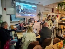 Residentes se reúnen para beber vino tinto y ver el cónclave en pueblo natal de cardenal Parolin