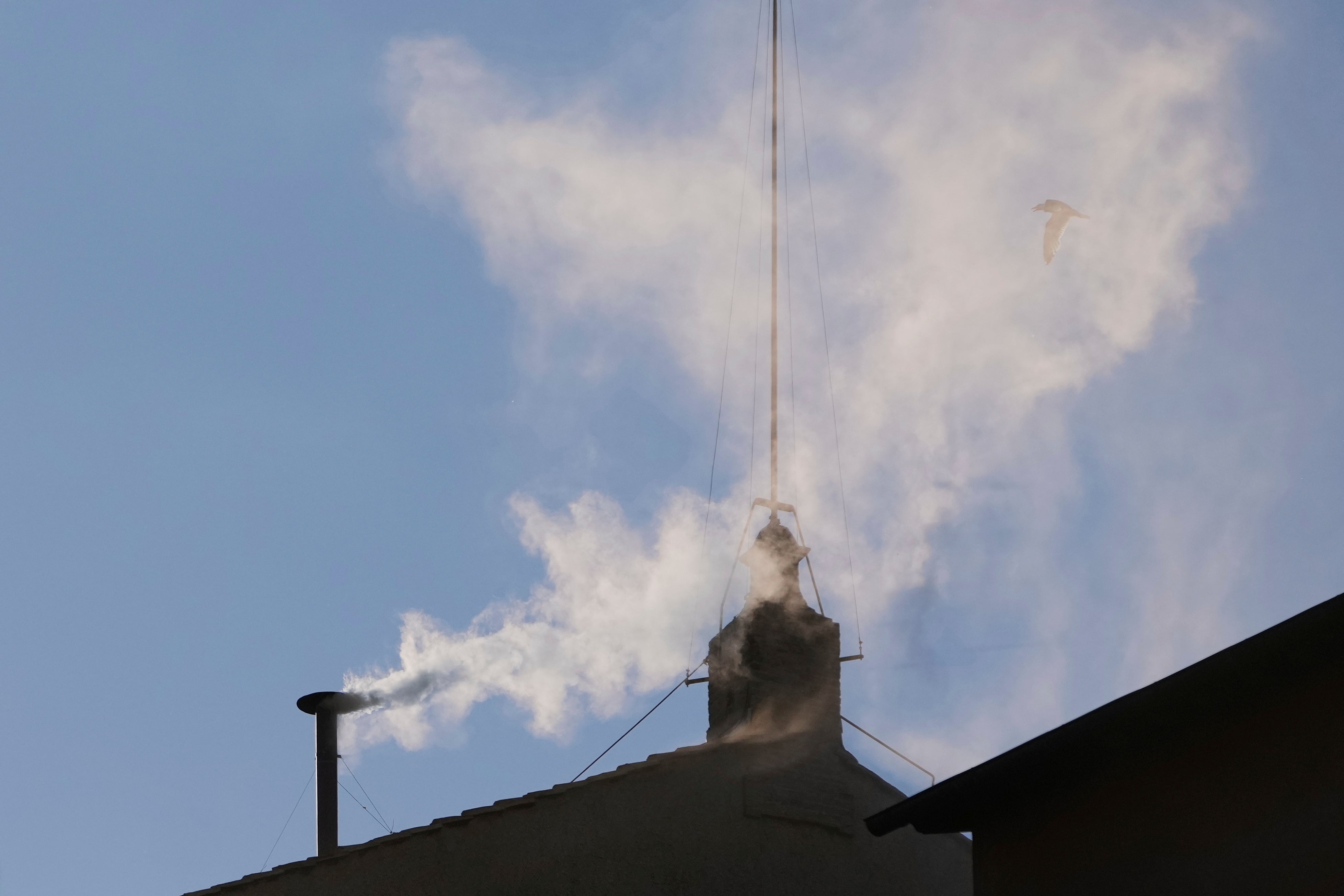 Sale humo blanco de la chimenea de la Capilla Sixtina
