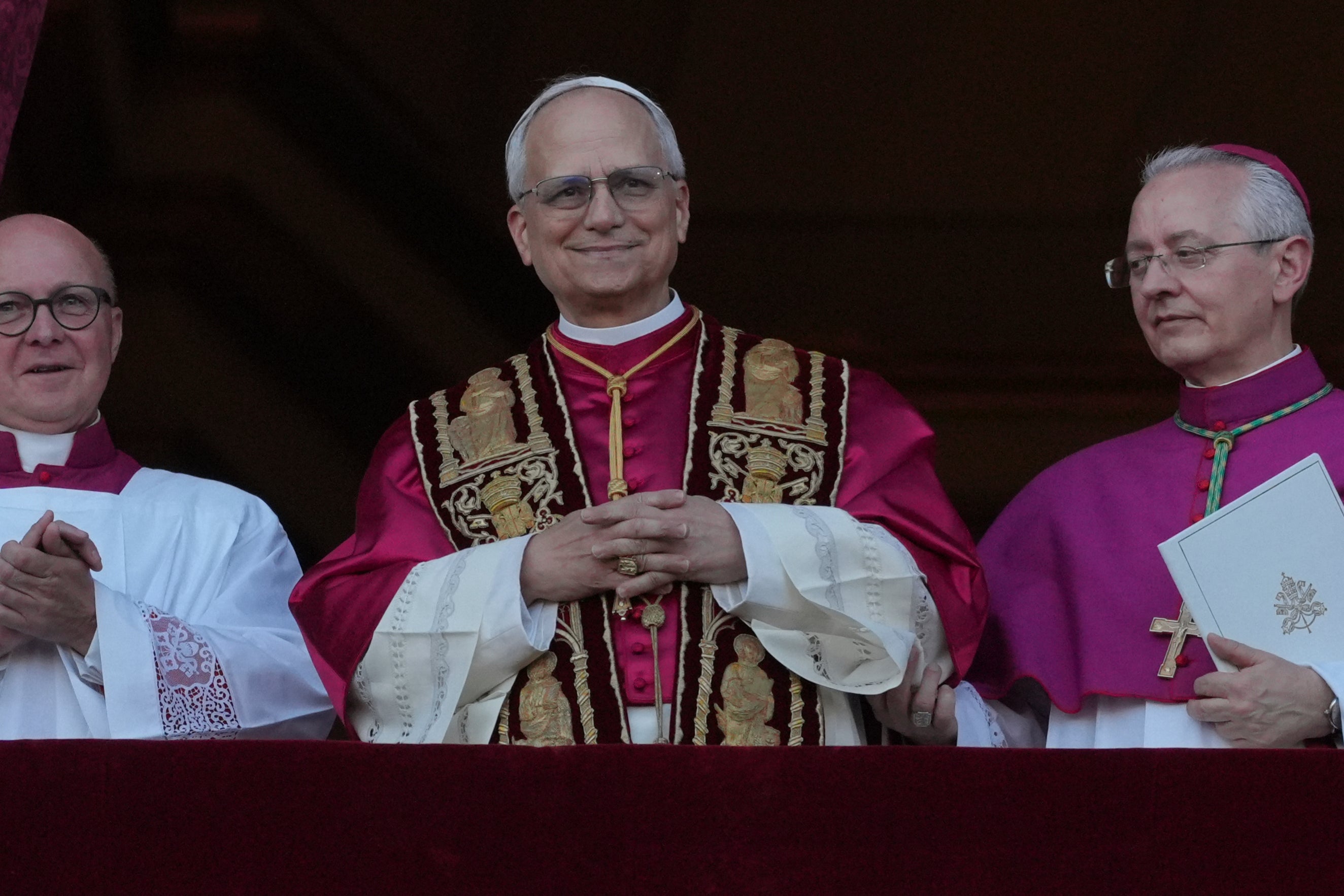 El recién elegido papa León XIV aparece en el balcón de la Basílica de San Pedro