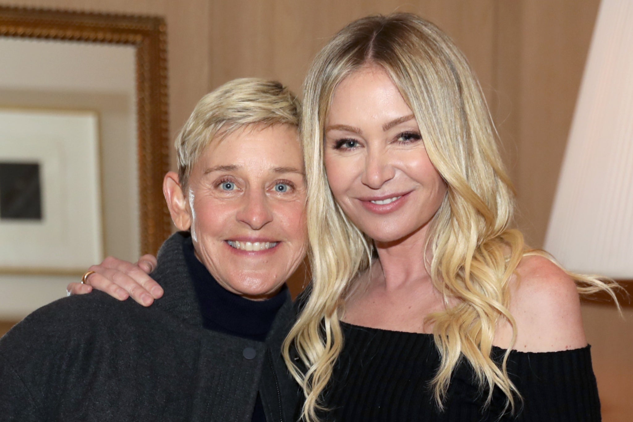 La expresentadora de un programa de entrevistas se mudó a la región inglesa de Cotswolds, muy apreciada por los famosos, con su esposa Portia Di Rossi en noviembre de 2021, menos de tres semanas después de que Trump fuera reelegido