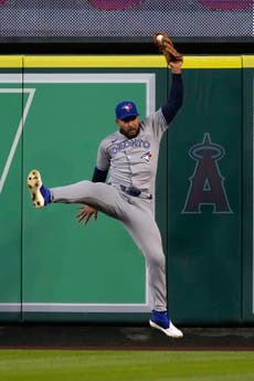 Azulejos remontan déficit de 4 carreras y vencen 8-5 a Angelinos, evitando barrida en la serie