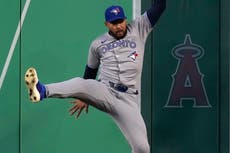 Azulejos remontan déficit de 4 carreras y vencen 8-5 a Angelinos, evitando barrida en la serie