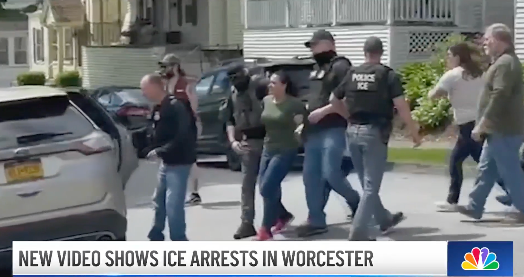 Vecinos enfrentan a ICE e interfieren en arresto de madre inmigrante en Massachusetts