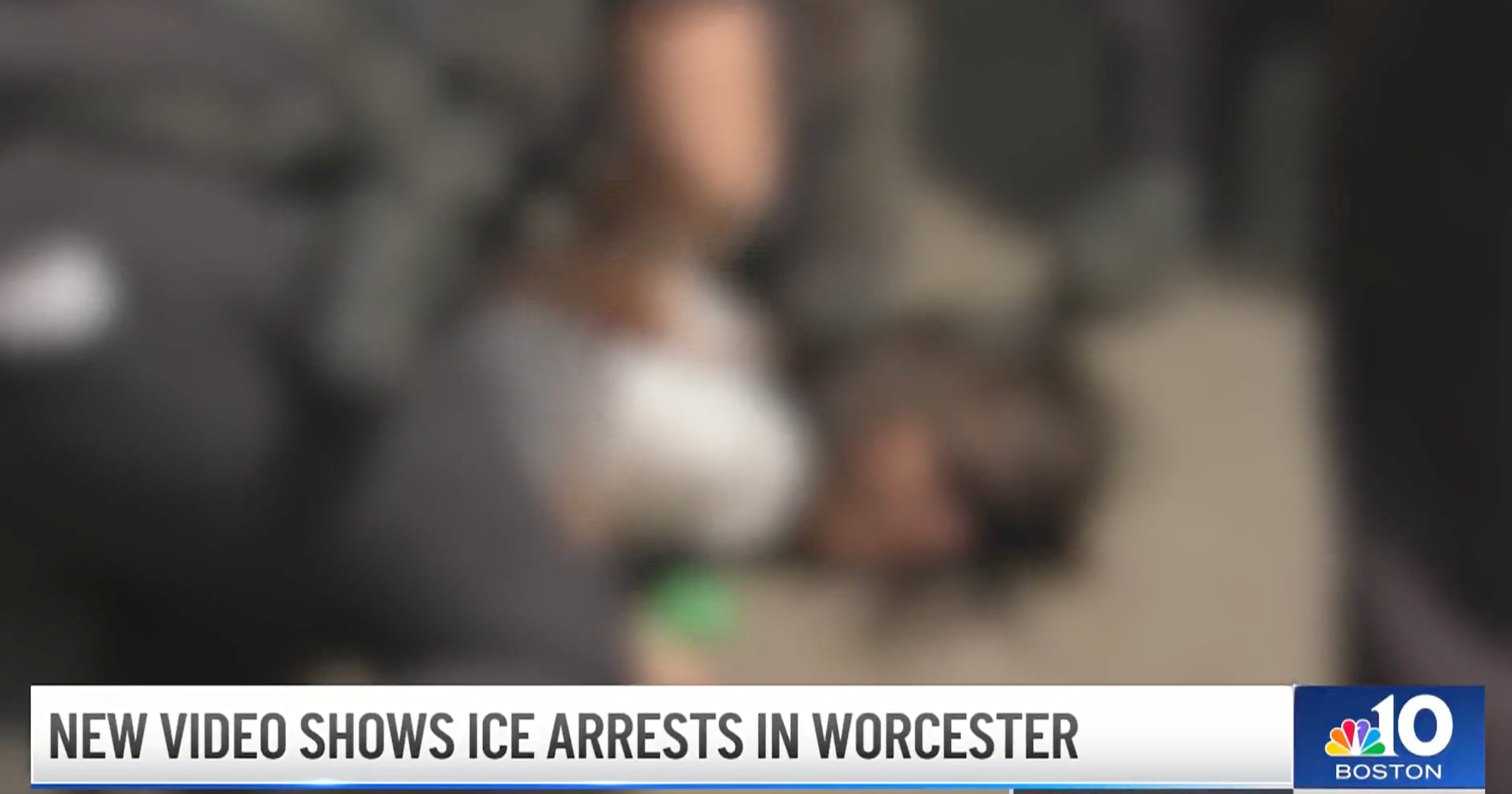 Las imágenes borrosas muestran el momento en que una persona, que se cree que es la hija adolescente de la mujer detenida por ICE, es sujetada por las autoridades durante las caóticas escenas del jueves