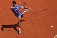Alcaraz despacha a Lajovic en su regreso tras lesión en el Abierto de Italia