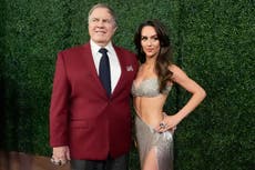 Novia de Belichick es 'bienvenida' en instalaciones de fútbol americano tras reporte de veto