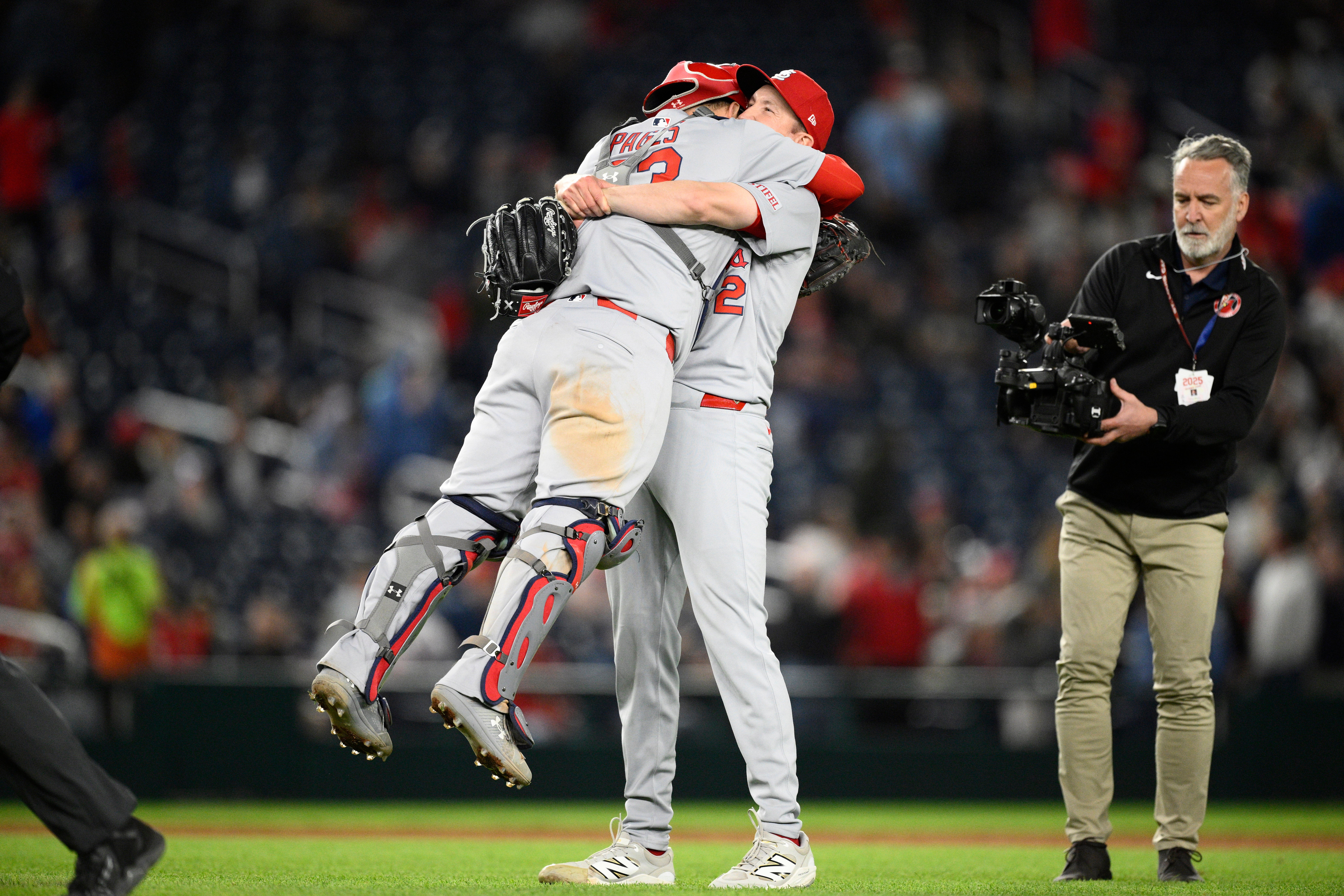 Erick Fedde lanza su primer juego completo sin carreras y los Cardenales aplastan 10-0 a Nacionales