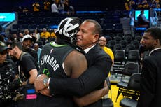 Edwards y Randle guían a Wolves a triunfo 102-97 sobre Warriors para adelantarse 2-1 en semis