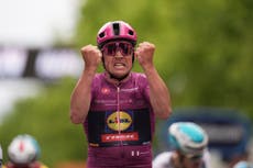 A pesar de cabras y un perro, Pedersen recupera el maillot rosa al ganar la tercera etapa del Giro