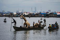 Gira teatral de animales de cartón en Nigeria busca hacer conciencia sobre el cambio climático