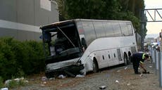 Un muerto y 32 heridos al chocar autobús y SUV en autopista de Los Ángeles