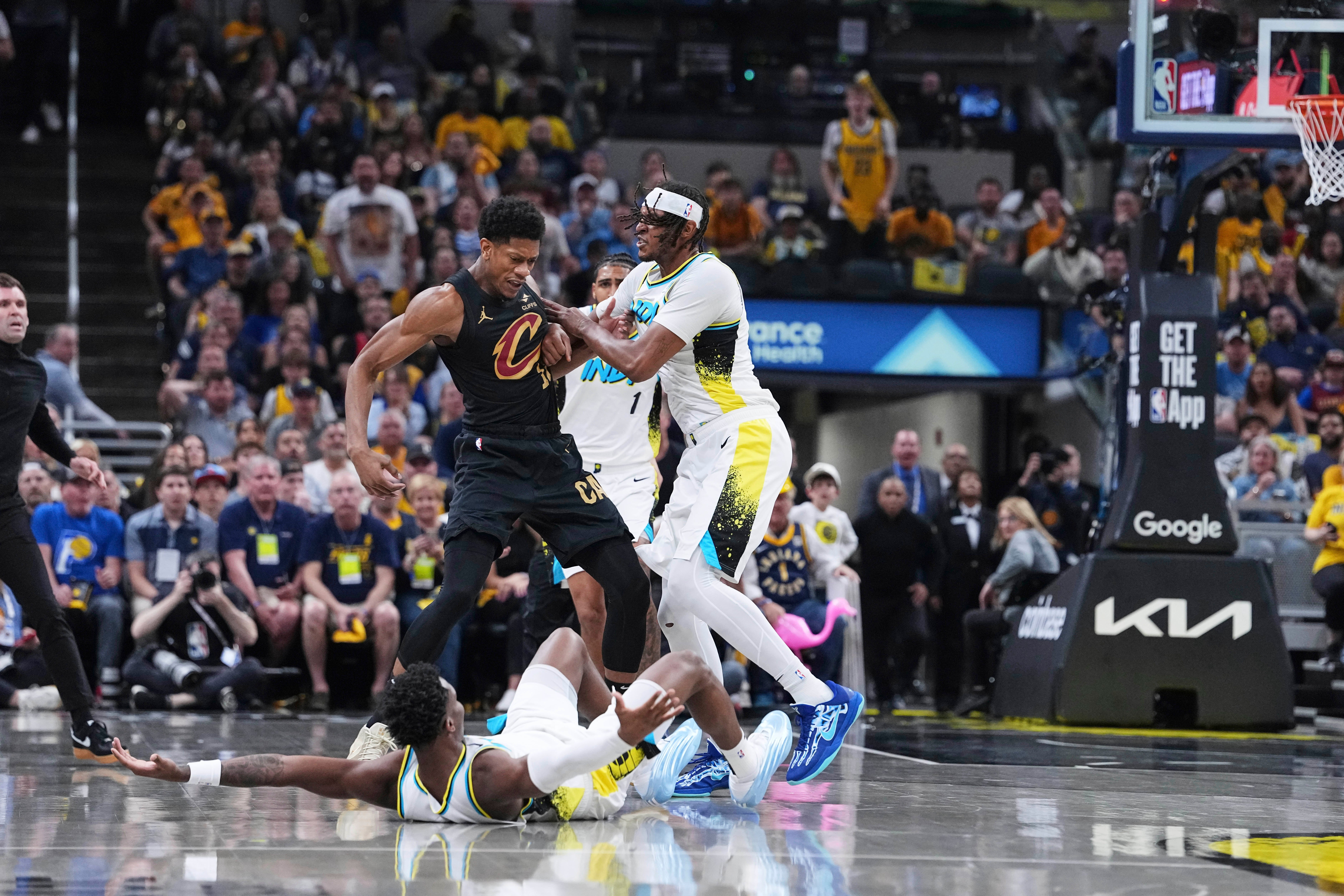 CAVALIERS PACERS