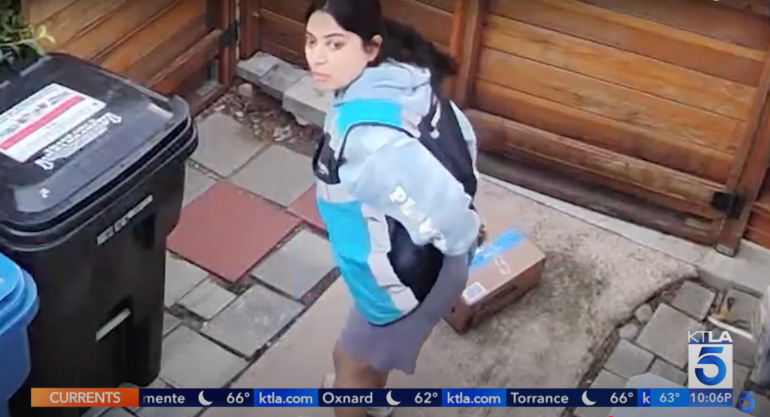 Las imágenes de seguridad del hogar, compartidas con el canal KTLA, muestran a una mujer haciendo sus necesidades tras entregar un paquete en dos distintas residencias de Los Ángeles