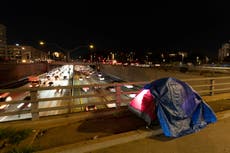 Gobernador de California insta a ciudades y condados a prohibir campamentos de desamparados