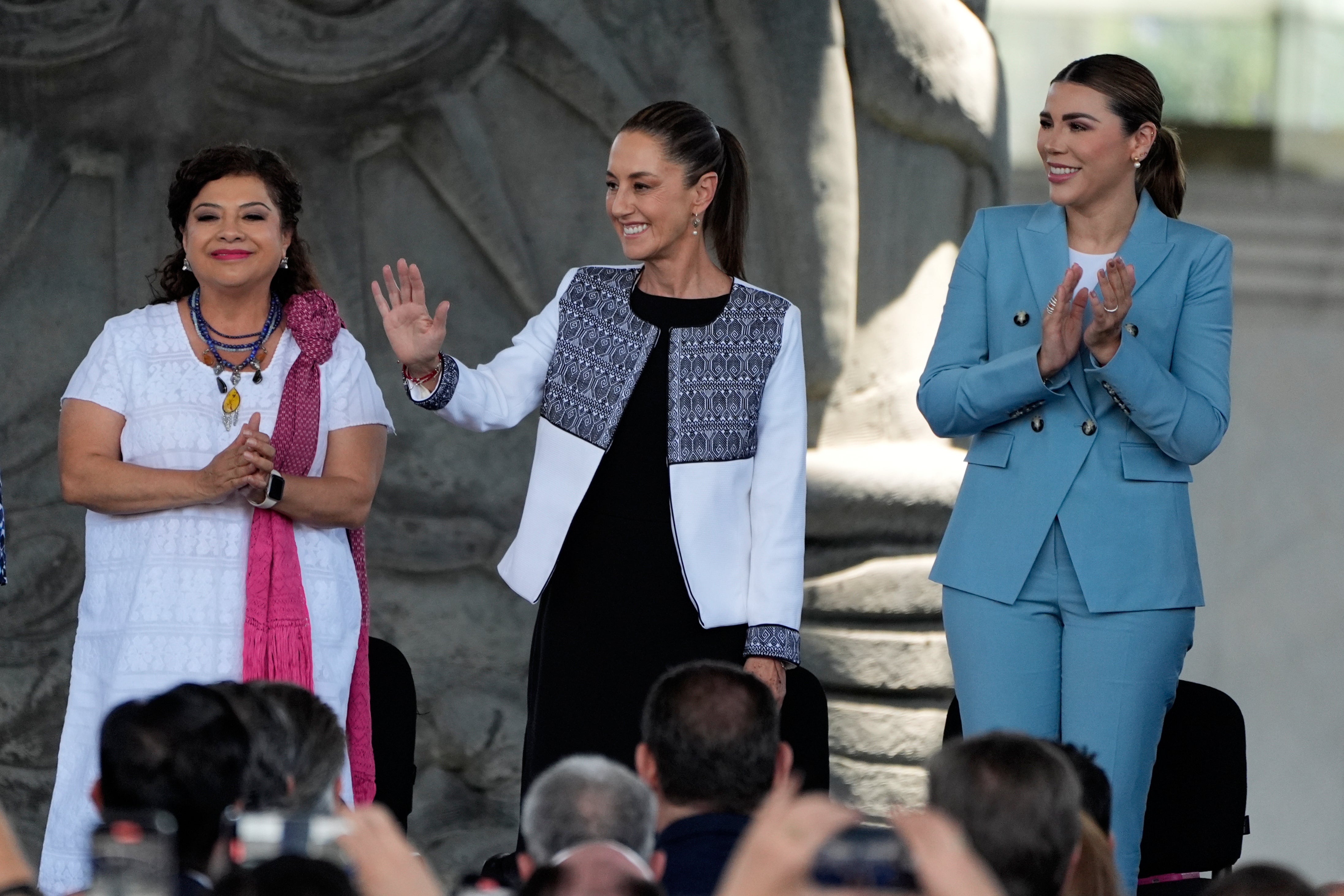 La gobernadora del estado de Baja California (México), Marina del Pilar Ávila (extrema derecha), dijo que la administración Trump revocó su visa de turista y la de su esposo, Carlos Torres Torres. Ambos son miembros del partido político mexicano Morena