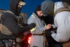 Jueza: IRS puede compartir datos fiscales para identificar y deportar a personas ilegalmente en EEUU