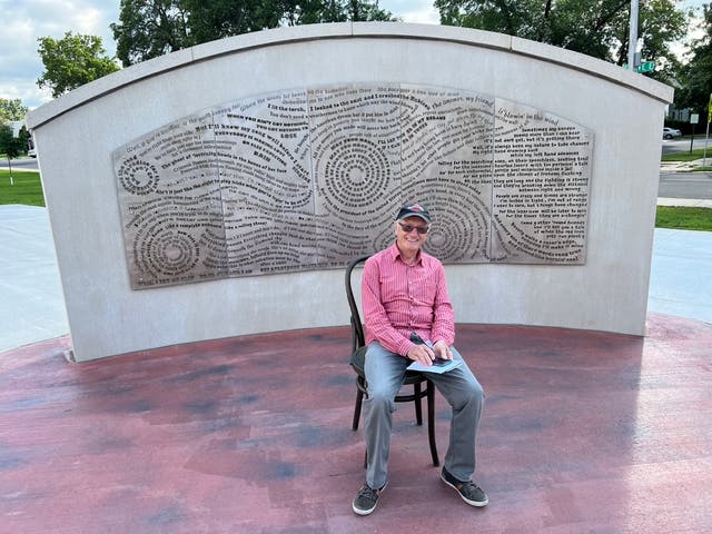 <p>De gira: Tony Wheeler en Hibbing, Minnesota, lugar de nacimiento de Bob Dylan y de los autobuses Greyhound (Simon Calder)</p>