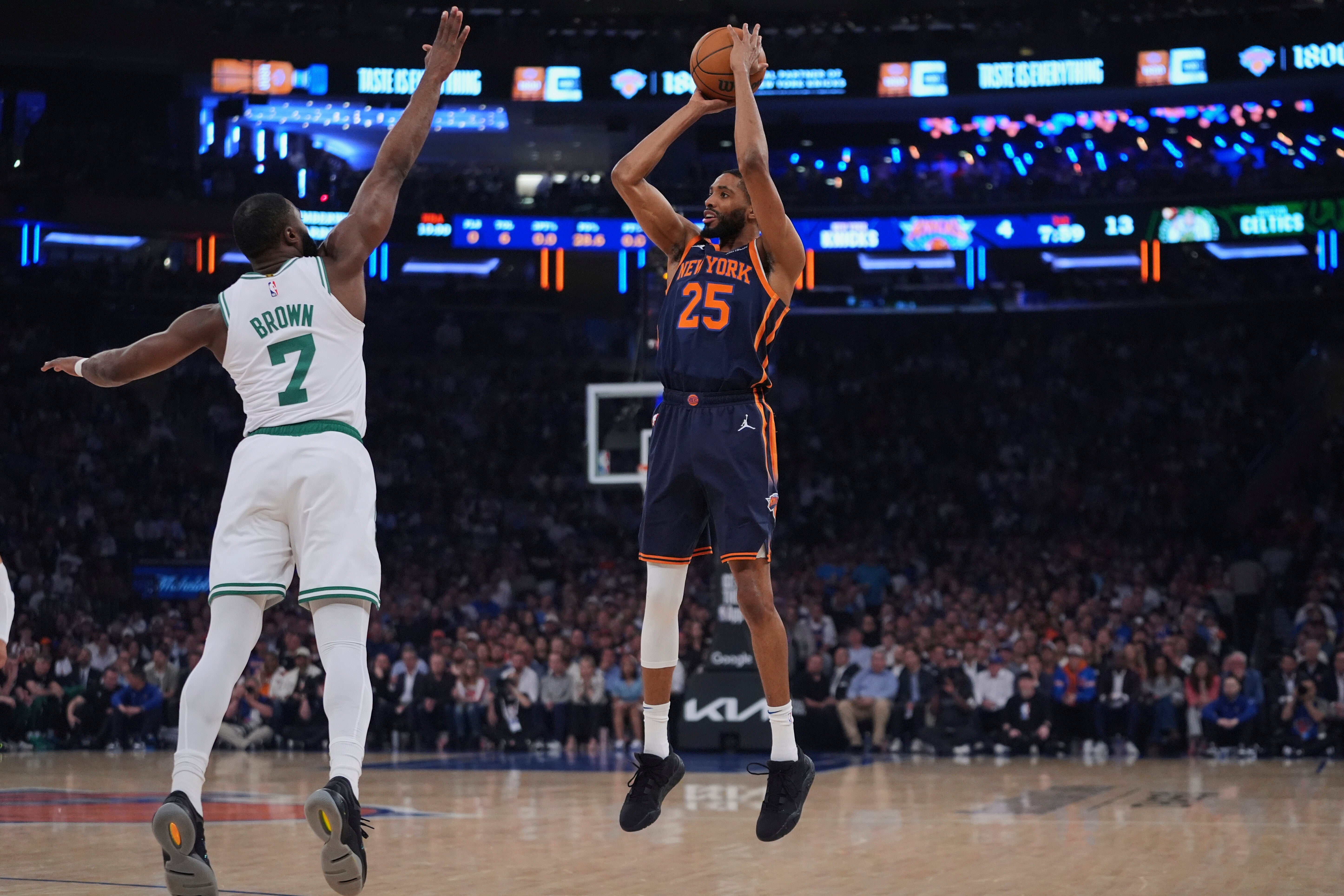 Knicks toman ventaja 3-1 sobre Celtics con victoria 121-113. Tatum sale lesionado