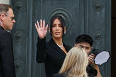 Kim Kardashian usa un collar de diamantes en juicio por robo de joyas