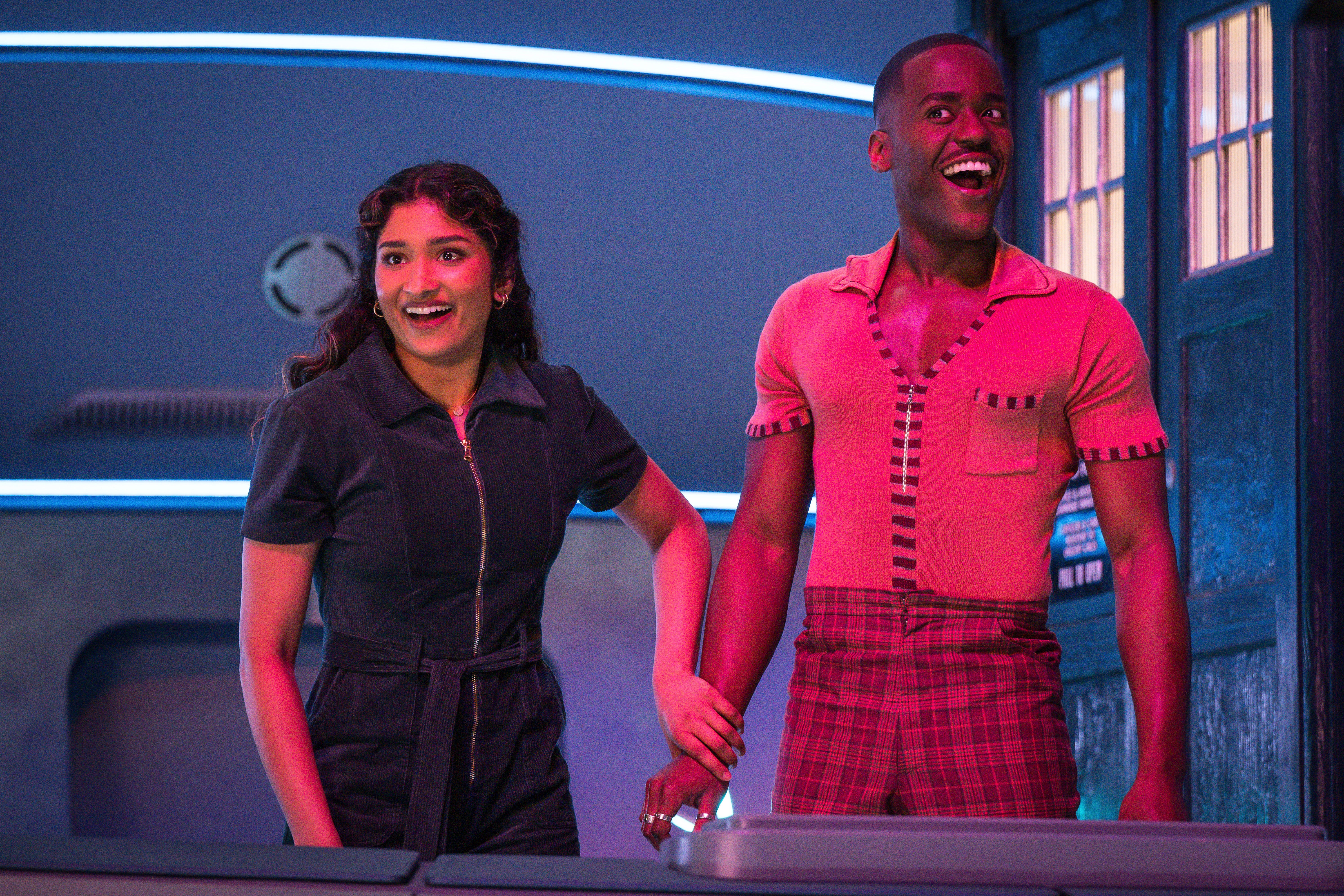 Varada Sethu (izquierda) y Ncuti Gatwa, en la segunda temporada de 'Doctor Who'