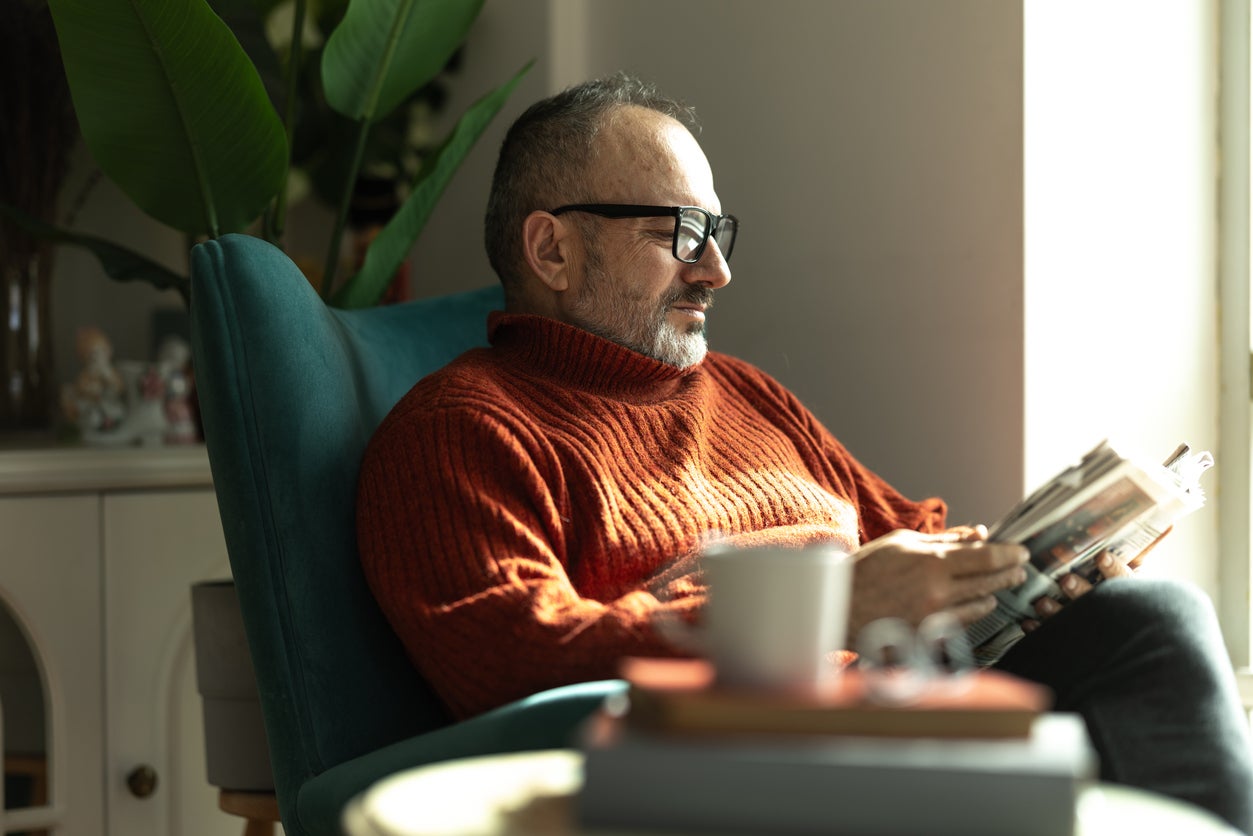 Los investigadores afirman que el aumento del sedentarismo en los adultos mayores se asocia a una peor cognición y a un encogimiento cerebral en áreas relacionadas con el riesgo de desarrollar la enfermedad de Alzheimer. Esta enfermedad afecta a casi 7 millones de estadounidenses