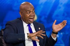 Alcalde de Newark regresa a centro de detención donde fue arrestado la semana pasada