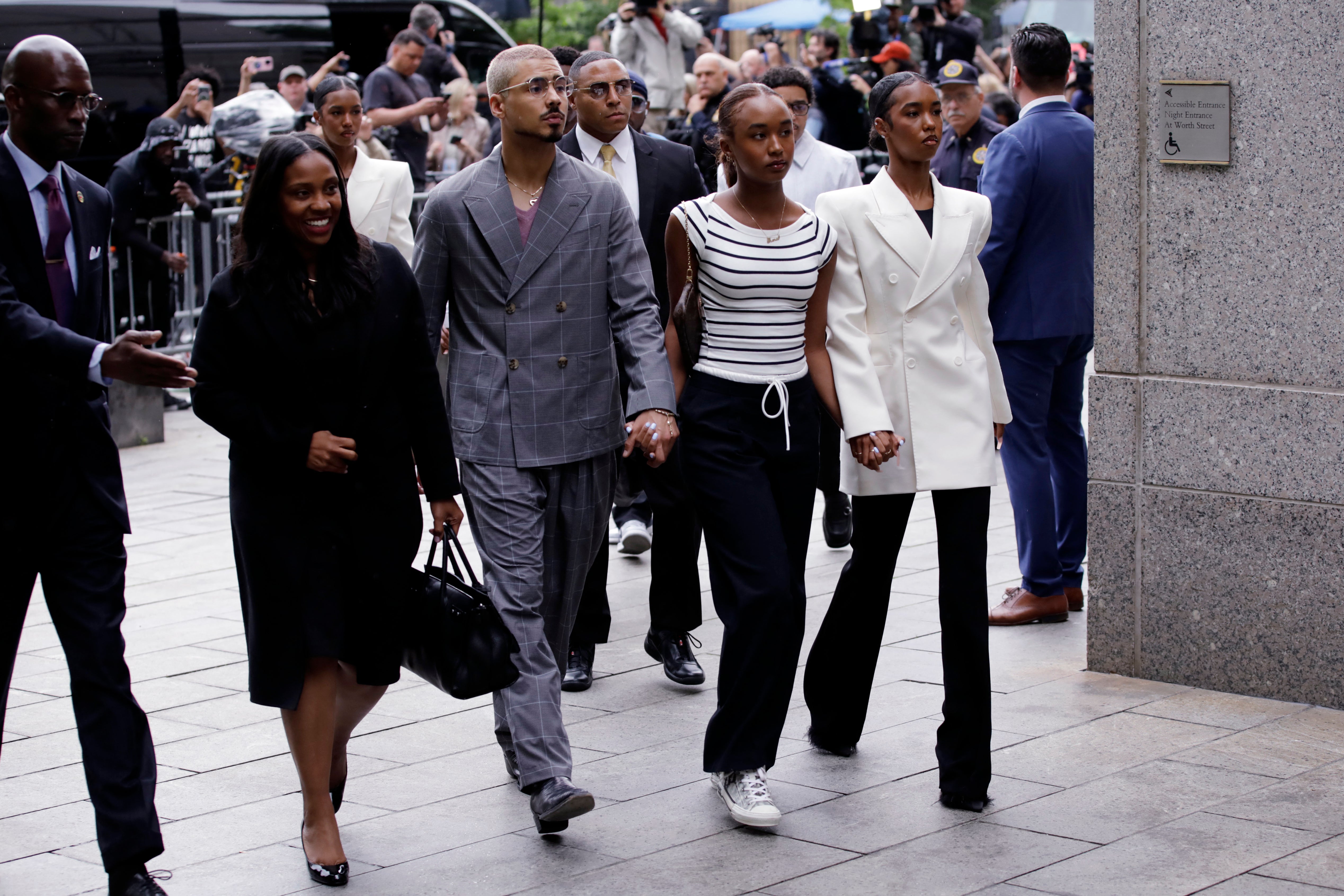 (De izquierda a derecha) Jessie Combs, King Combs, Quincy Brown, hijastro de Sean Combs, Justin Combs, Chance Combs, D’Lila Star Combs, llegan al tribunal el 13 de mayo.